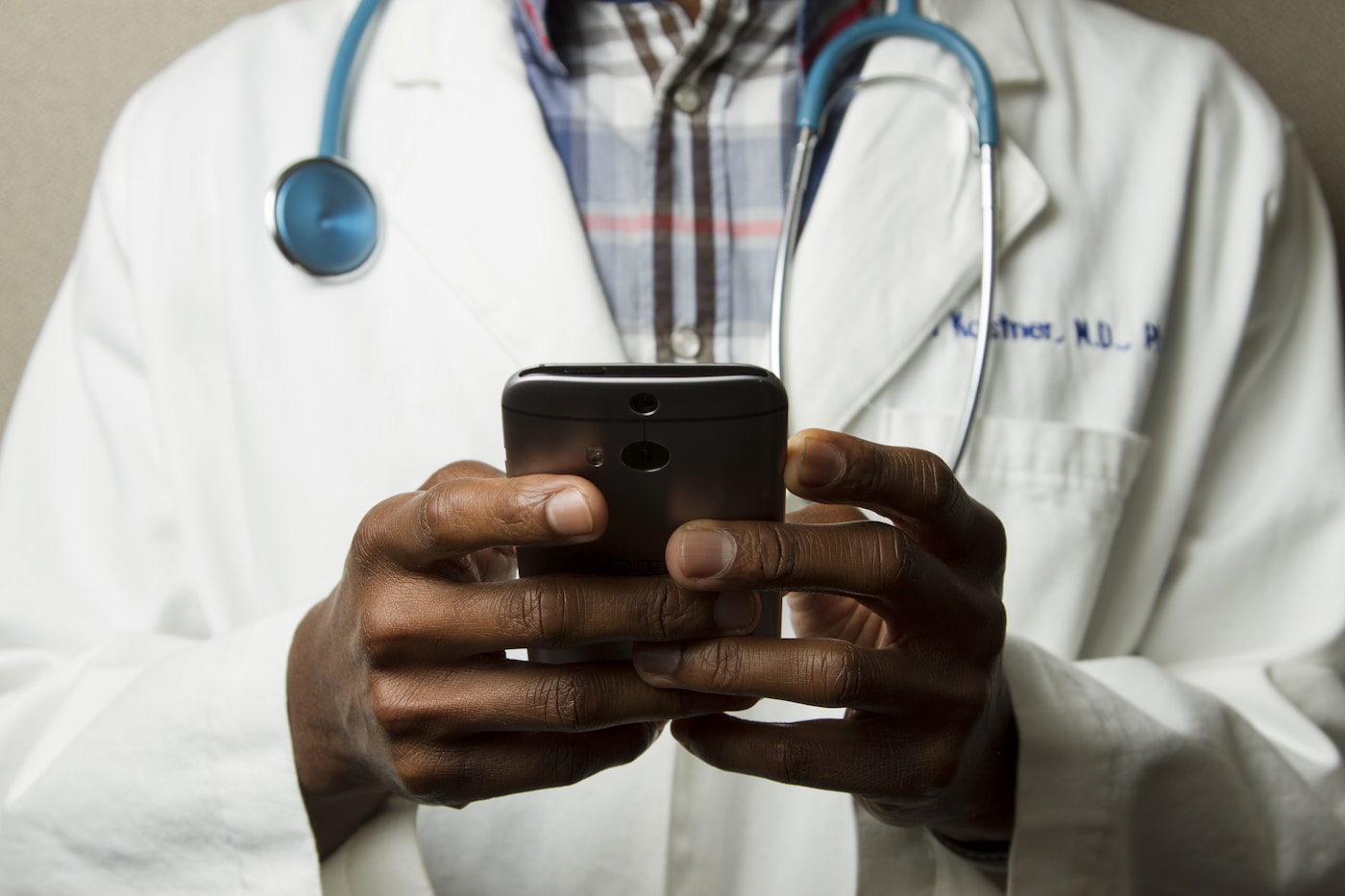 Médecin afro-caribéen avec stéthoscope et téléphone – Services Ziédou Martinique