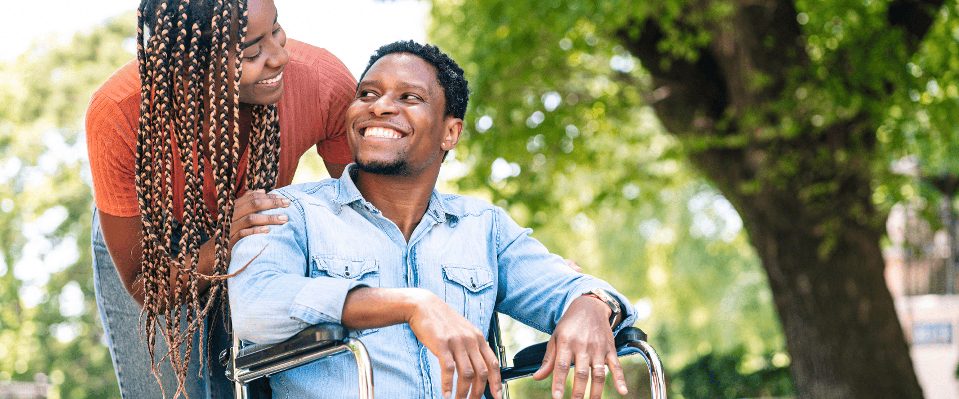 Personne en fauteuil roulant avec un proche – Équipements téléassistance Ziédou