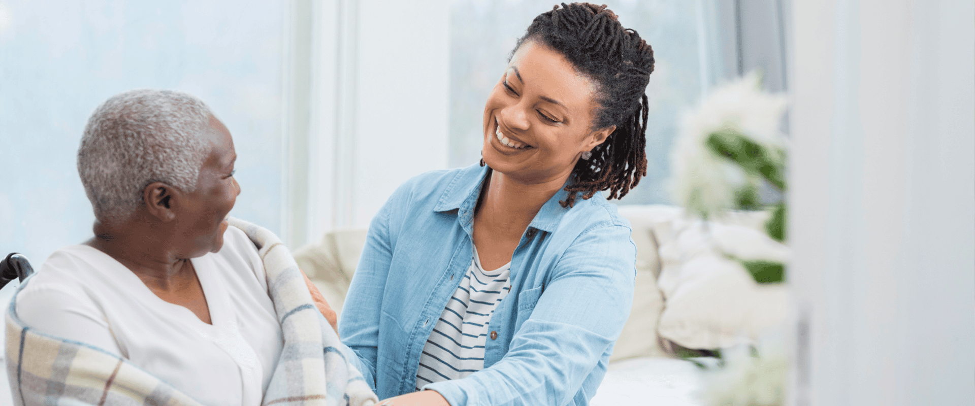 Aide-soignante accompagnant un senior – Abonnements téléassistance Ziédou