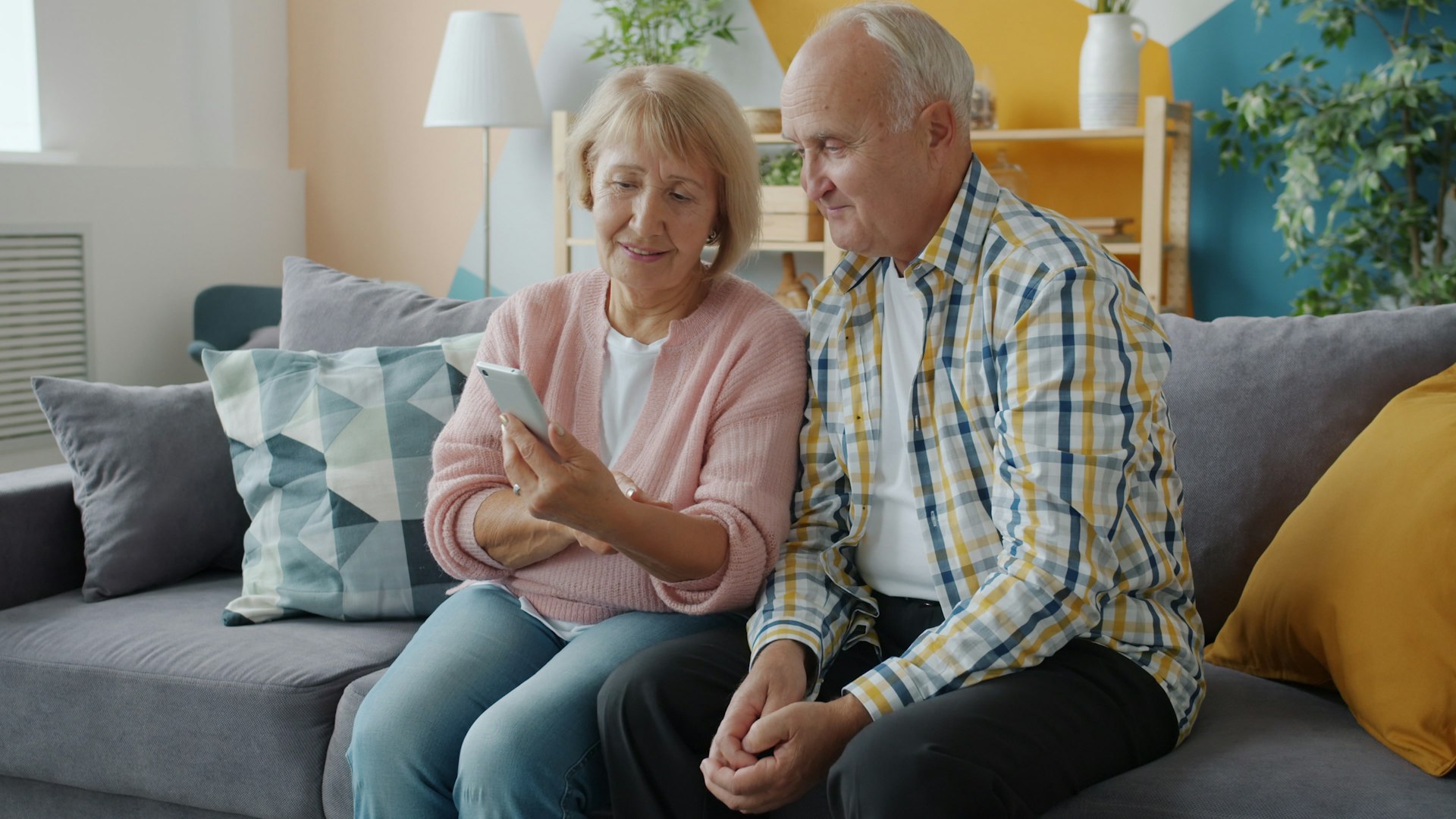 Senior utilisant un smartphone – Ziédou en vidéo