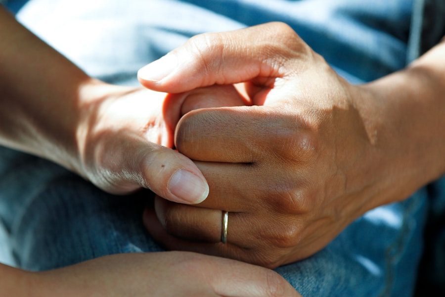 Accompagnement bienveillant – mains qui se tiennent